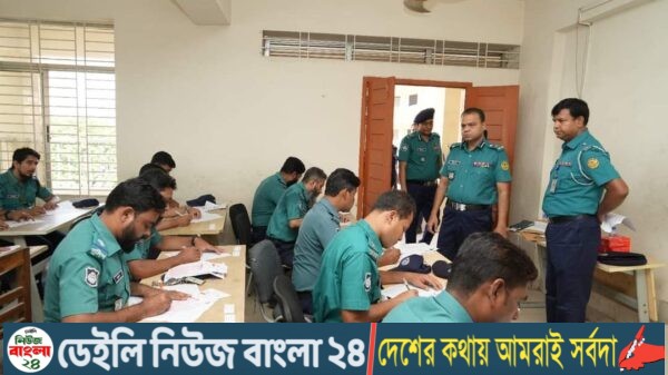 বিভাগীয় পদোন্নতি পরীক্ষা কেন্দ্র পরিদর্শন করলেন ডিএমপির অতিরিক্ত পুলিশ কমিশনার (অ্যাডমিন) ফারুক আহমেদ