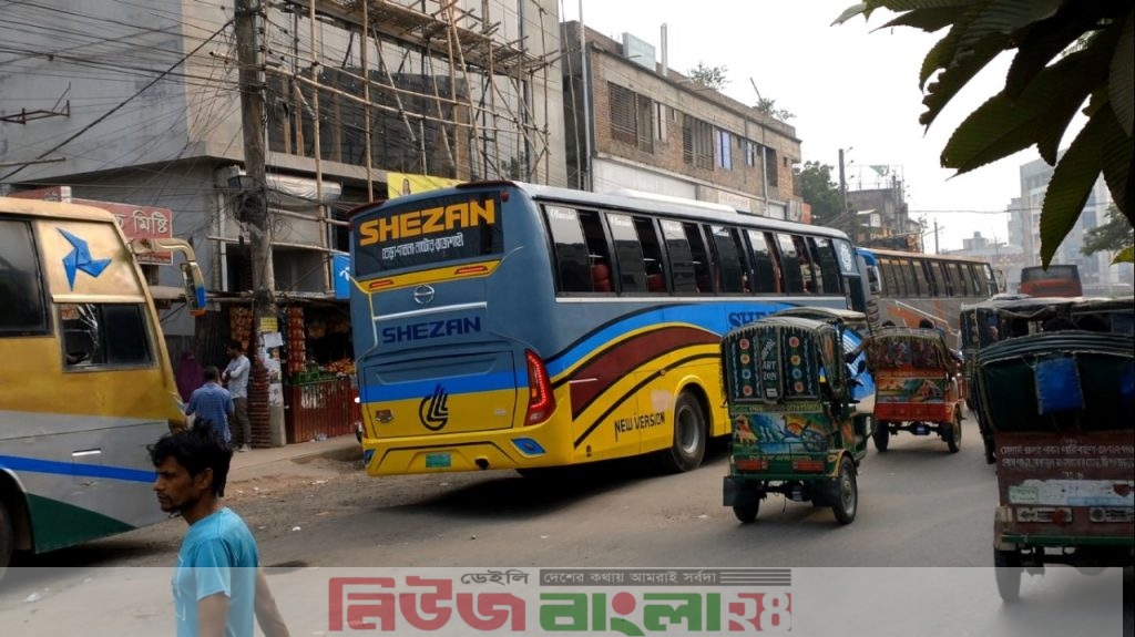 রাজশাহী মহানগরীর সড়ক দখলে নিয়েছে যেখানে সেখানে থেমে থাকা বাস