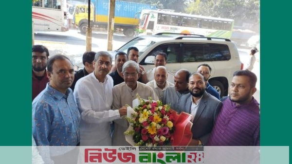 বিএনপি মহাসচিব কে ফুল দিয়ে বরণ করেন কুমিল্লা জেলার বিএনপি নেতা জামাল মুন্সী