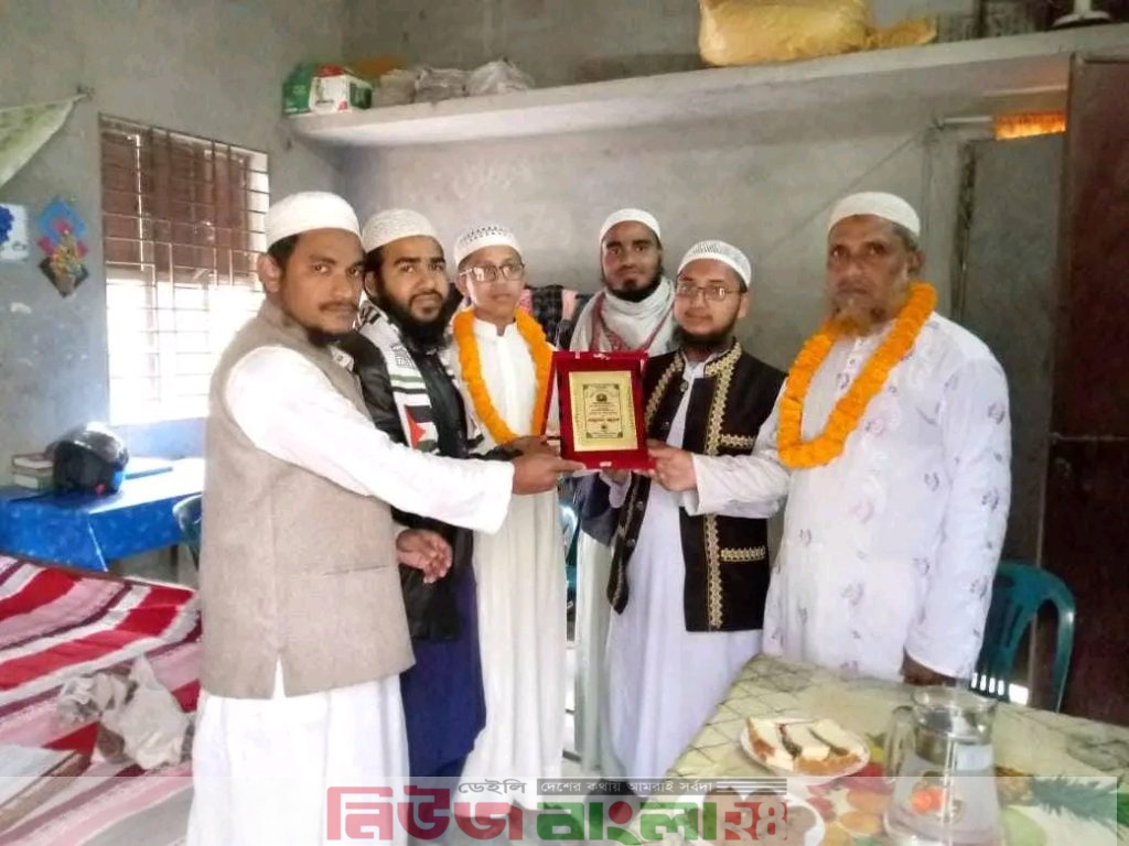 হাফেজ আবু কাওসার কে ফুলের শুভেচ্ছা ও সম্মাননা স্মারক প্রদান করা হয়েছে