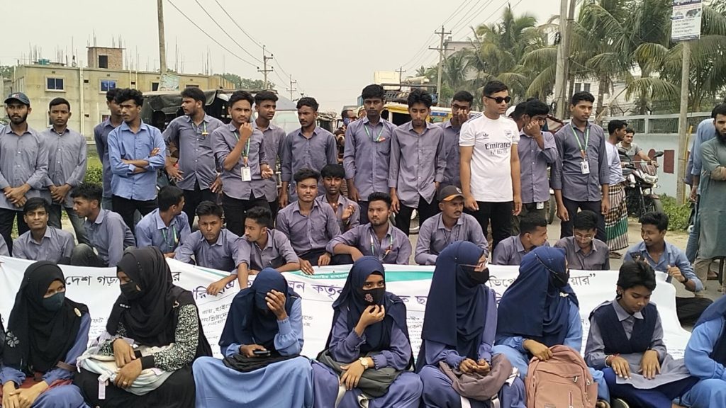 ৬ দফা দাবিতে কিশোরগঞ্জ পলিটেকনিক ইনস্টিটিউট শিক্ষার্থীদের সড়ক অবরোধ