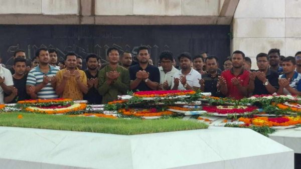 শহীদ জিয়ার সমাধিতে পুষ্পার্ঘ্য অর্পণ জবি ছাত্রদলের