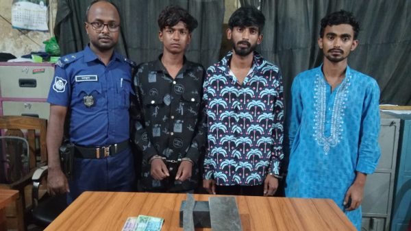নরসিংদীর শিবপুরে অপহরণ ও প্রতারক চক্রের তিন সদস্য গ্রেপ্তার করেছেন পুলিশ