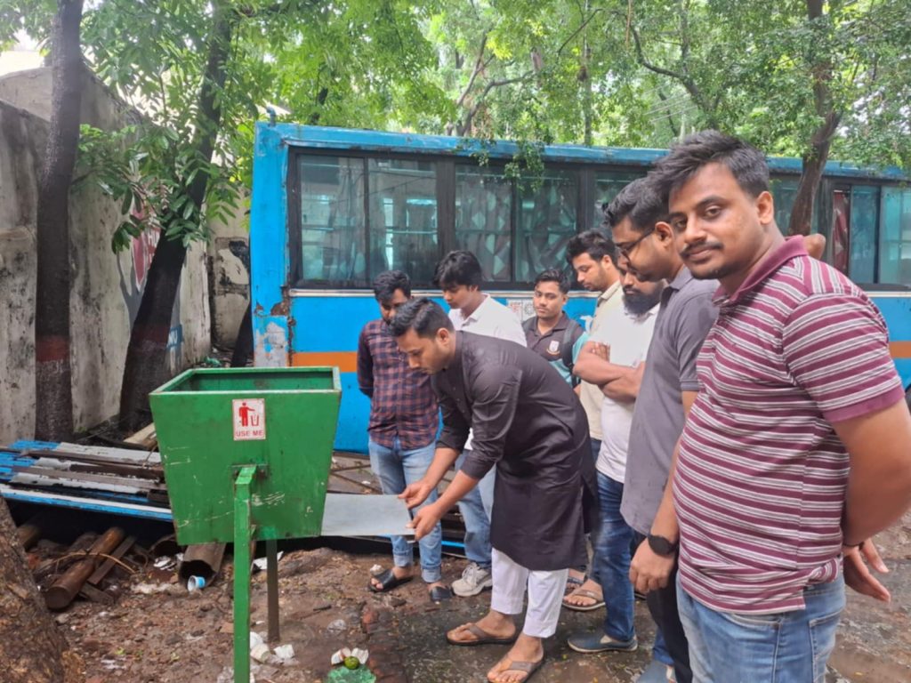পরিত্যক্ত ডাস্টবিন সংস্কার করলেন জবি ছাত্রদল নেতা শাহরিয়ার