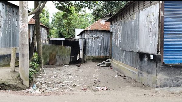 বকশীগঞ্জে রাস্তা অবরুদ্ধ করে একচালা টিনের ঘর নির্মাণ করায় ভোগান্তিতে পড়েছে কয়েকশ পরিবার