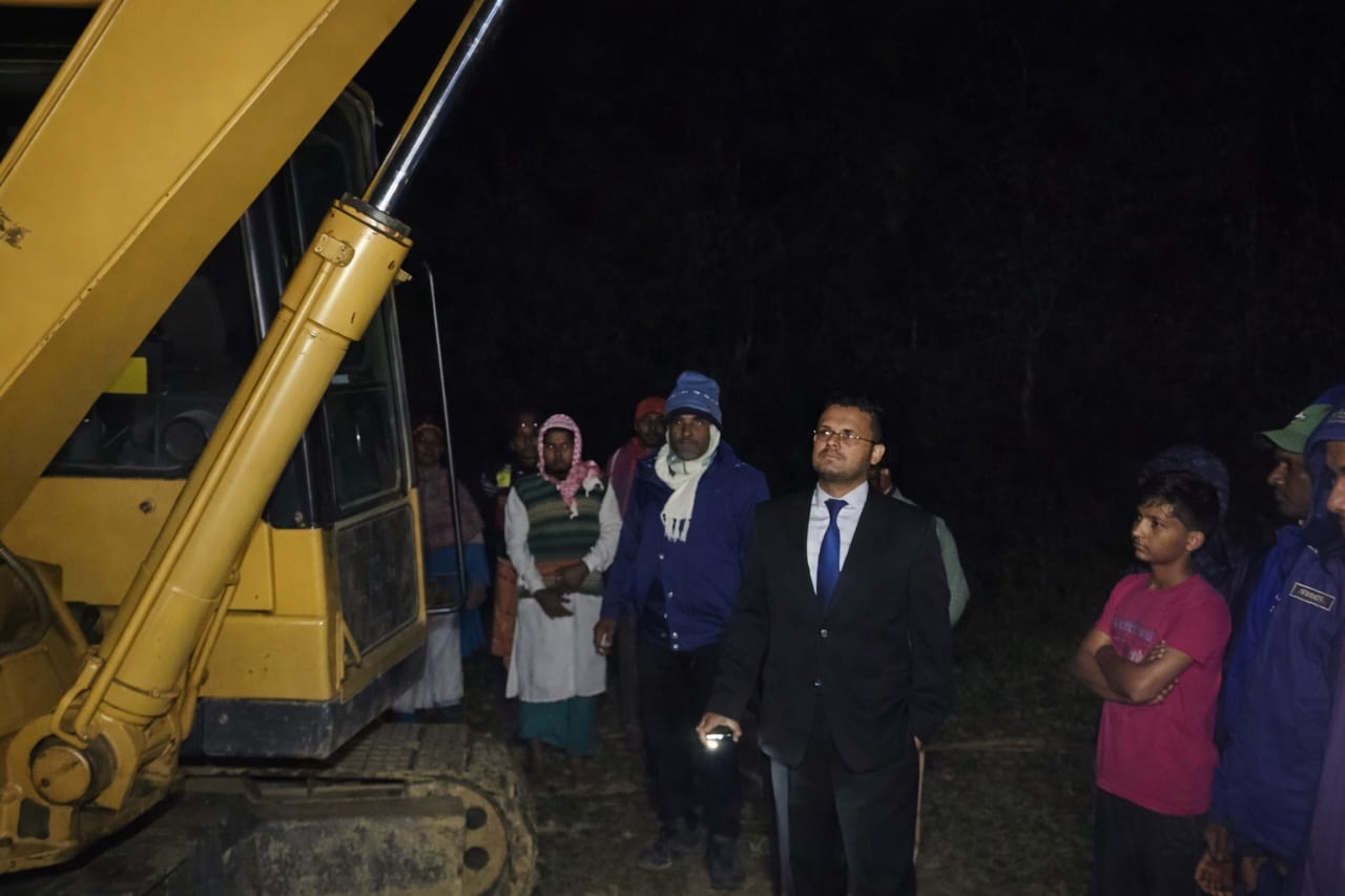 নবাবগঞ্জে আবাদি জমি কেটে পুকুর খননের দায়ে ভ্রাম্যমাণ আদালতের অভিযান