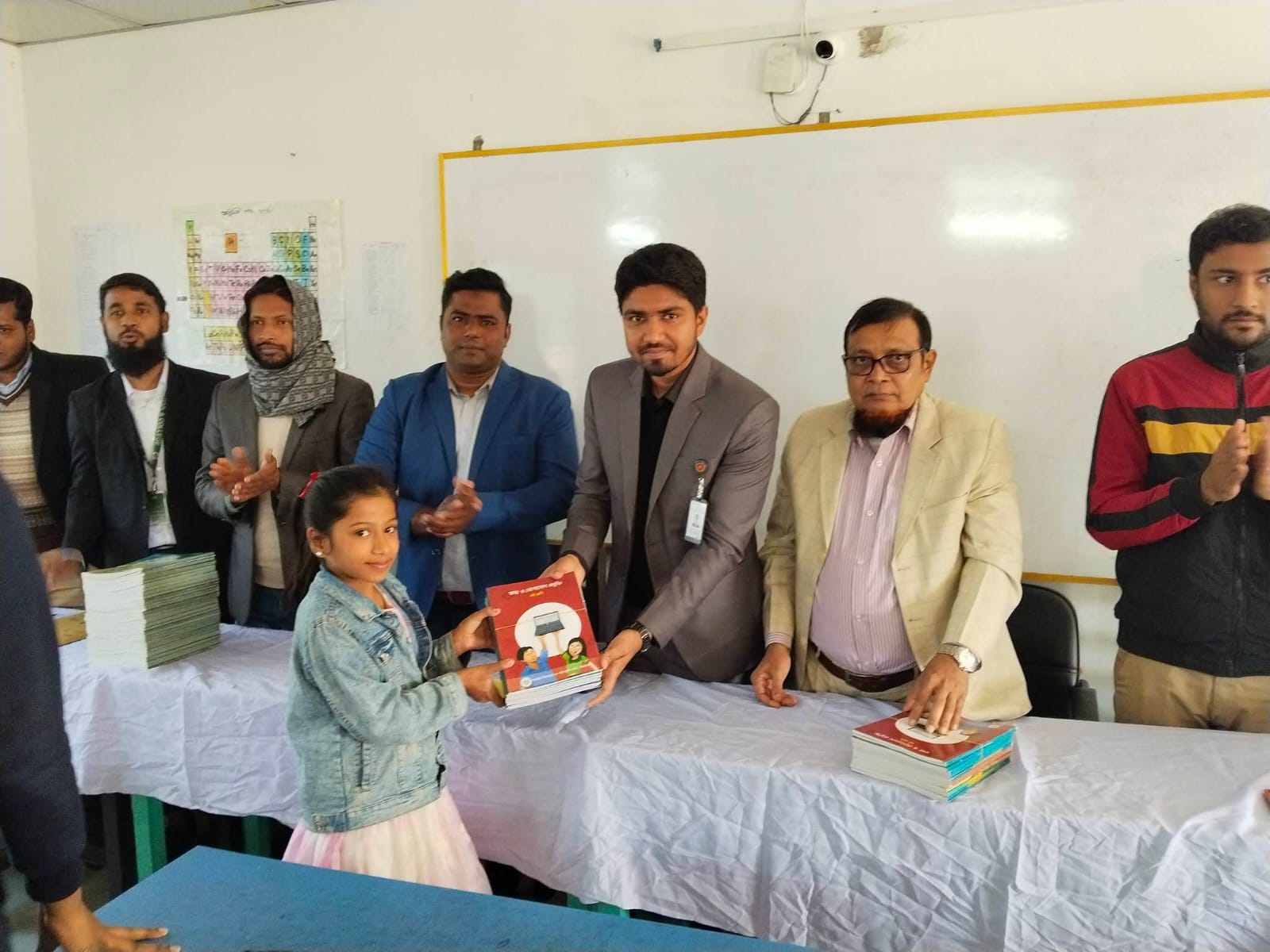 জেলা প্রশাসন স্কুল এন্ড কলেজ মাদারীপুরে বার্ষিক পরীক্ষার ফল প্রকাশ ও বই উৎসব অনুষ্ঠিত