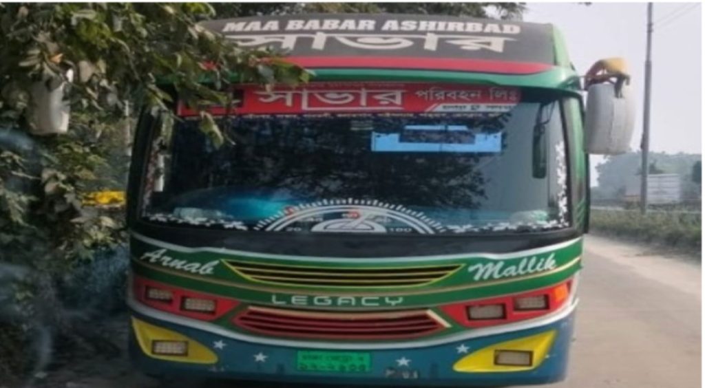 <span>1 / </span>ঢাকা টাঙ্গাইল মহাসড়কে চলন্ত বাসে কলেজছাত্রীকে রাতভর গণধর্ষণ, গ্রেপ্তার ৩
