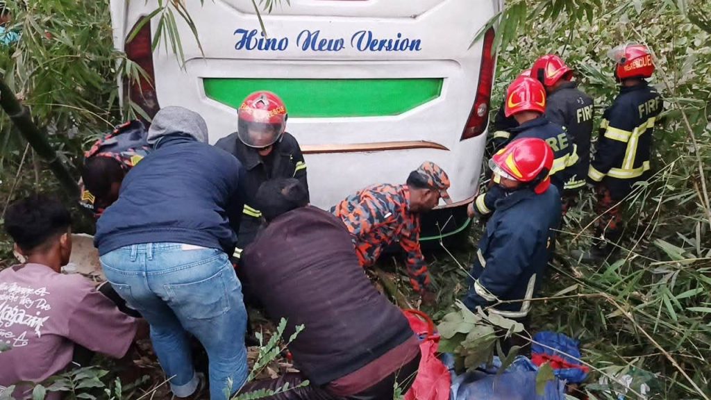 <span>1 / </span>সড়ক দুর্ঘটনায় নিহতের সংখ্যা বেড়ে ৬, ৫ জনই নারী