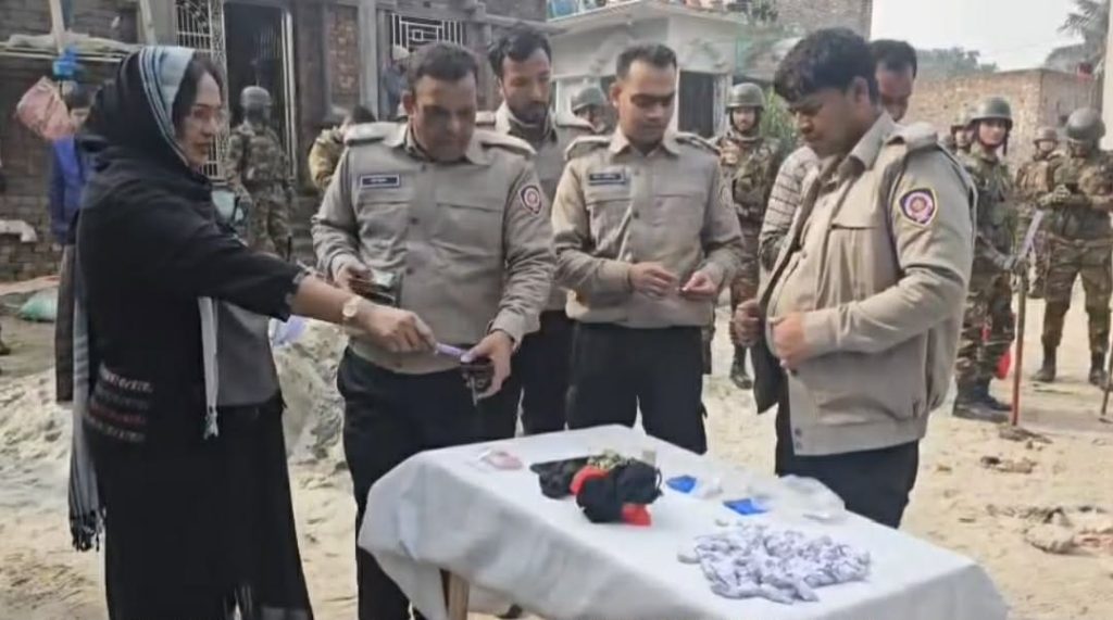 <span>1 / </span>সাভারের আলোচিত মাদকের আখড়া বেদে পল্লীতে যৌথ বাহিনীর অভিযান