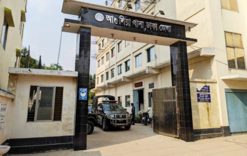 <span>1 / </span>সাংবাদিকের নিরাপত্তা কোথায়? আশুলিয়ায় সেলিম হোসেনের ওপর হামলা