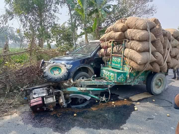 বালিয়াডাঙ্গীতে আলুবাহী ট্রলির ধাক্কায় পুলিশের পিকআপ খাদে