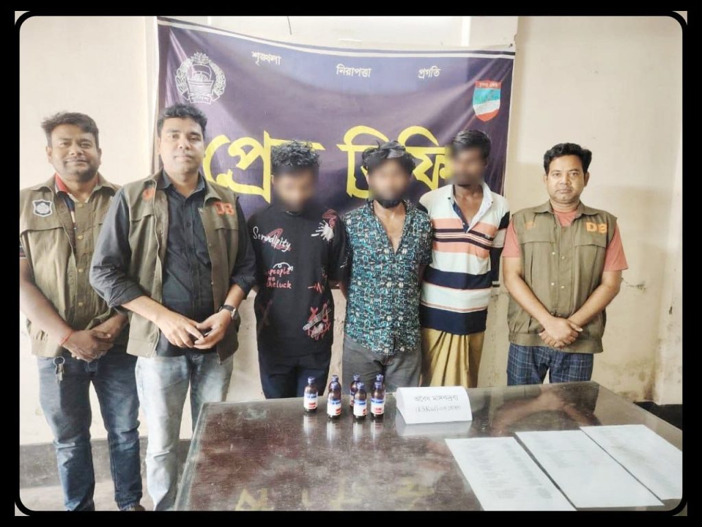 <span>1 / </span>যশোর কোতয়ালী থানা এলাকার ত্রাস, অস্ত্র , খুন ও মাদকসহ ৩০ টি মামলার আসামী রুবেলসহ ০৩ জন গ্রেফতার