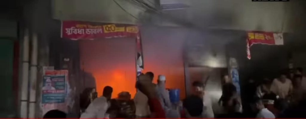 <span>1 / </span>উল্লাপাড়ায় ফ্রিজ বিস্ফোরণে দোকানে আগুন : ৫ লাখ টাকার মালামাল ক্ষতি