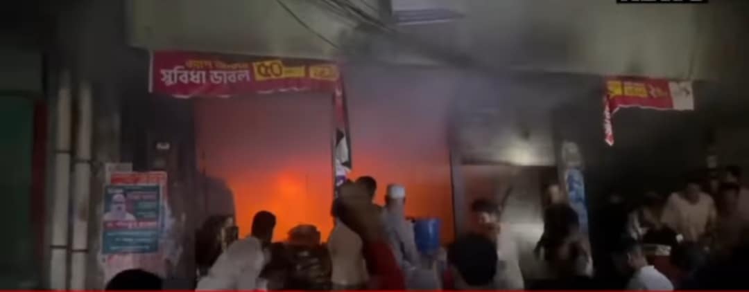 উল্লাপাড়ায় ফ্রিজ বিস্ফোরণে দোকানে আগুন : ৫ লাখ টাকার মালামাল ক্ষতি