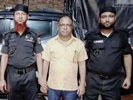 নতুন মাদারীপুরে অগ্নিসংযোগ ও বিস্ফোরণের ঘটনায় সাবেক কাউন্সিলর আকতার হাওলাদার গ্রেফতার