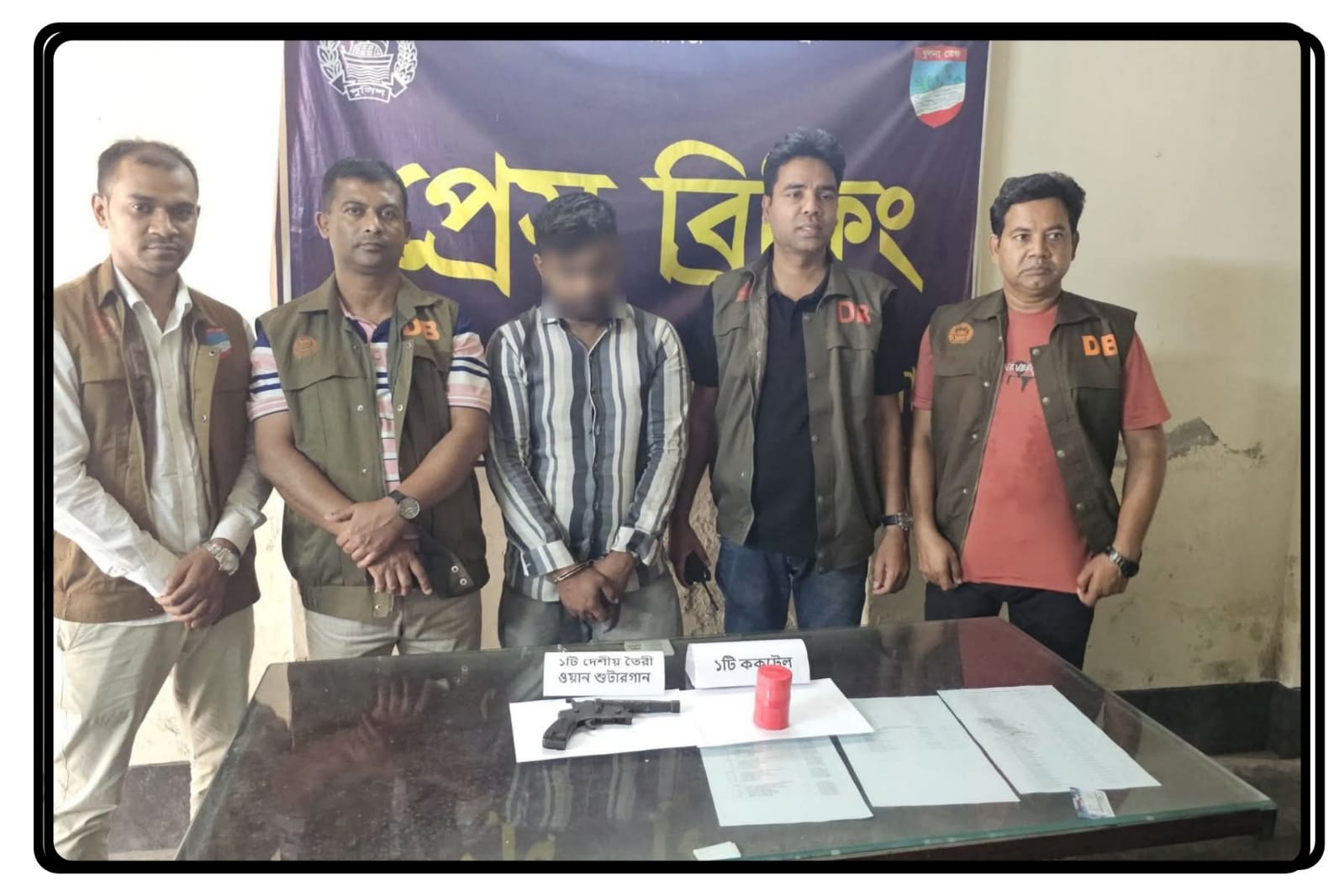 যশোর ডিবি পুলিশের অভিযানে ০১ টি দেশীয় তৈরী ওয়ান সুটারগান ও ০১ টি ককটেল উদ্ধার সহ আটক-১