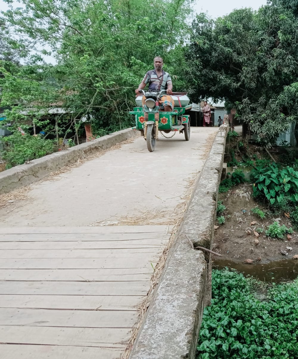 বকশীগঞ্জে ঝুঁকিপূর্ণ সেতু, দ্রুত মেরামতের দাবি এলাকাবাসীর
