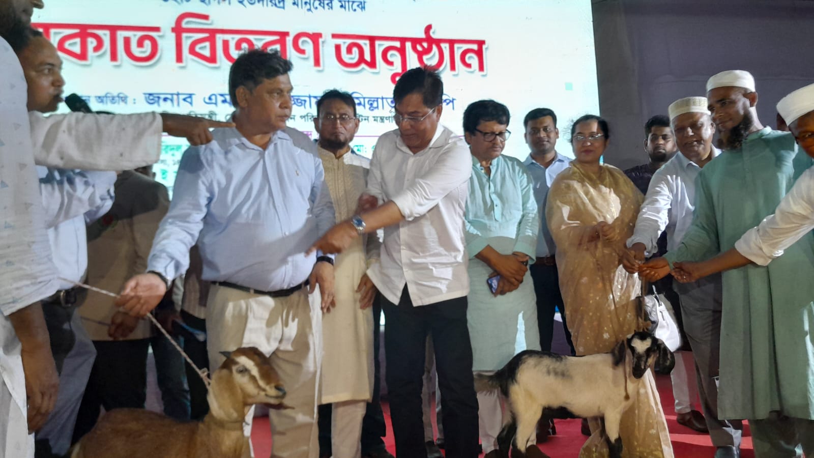 বকশীগঞ্জে অসহায়দের মাঝে ছাগল বিতরণ ইসলামিক ফাউন্ডেশনের এর পক্ষ থেকে