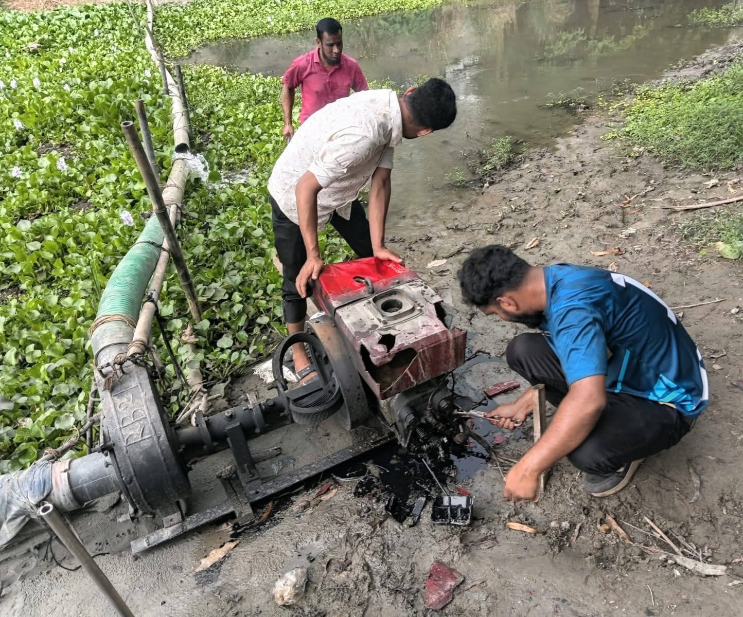 বকশীগঞ্জে ভ্রাম্যমান আদালতের অভিযানে ৫ টি ড্রেজার মেশিন ও পাইপ ধ্বংস
