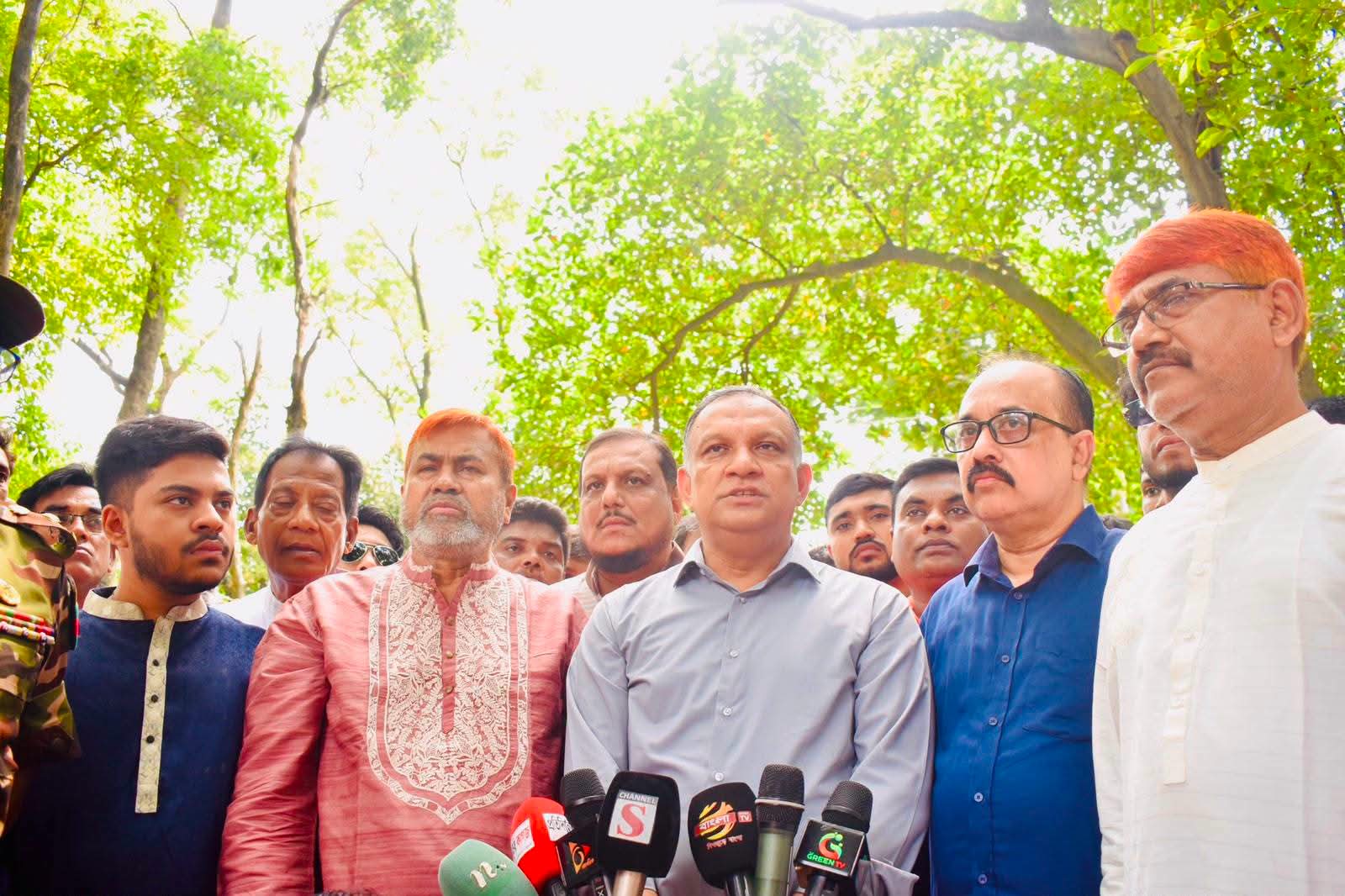 মির্জাপুরে বন্ধ থাকা গোড়াই কটন মিলস পরিদর্শন করলেন বস্ত্র ও পাট প্রতিমন্ত্রী